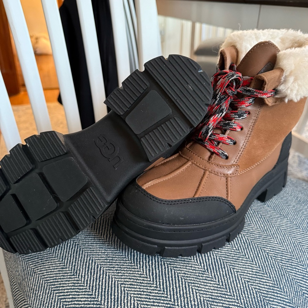 LIKE NEW UGG Ashton Addie Shearling Winter Boot - Picture 4 of 4
